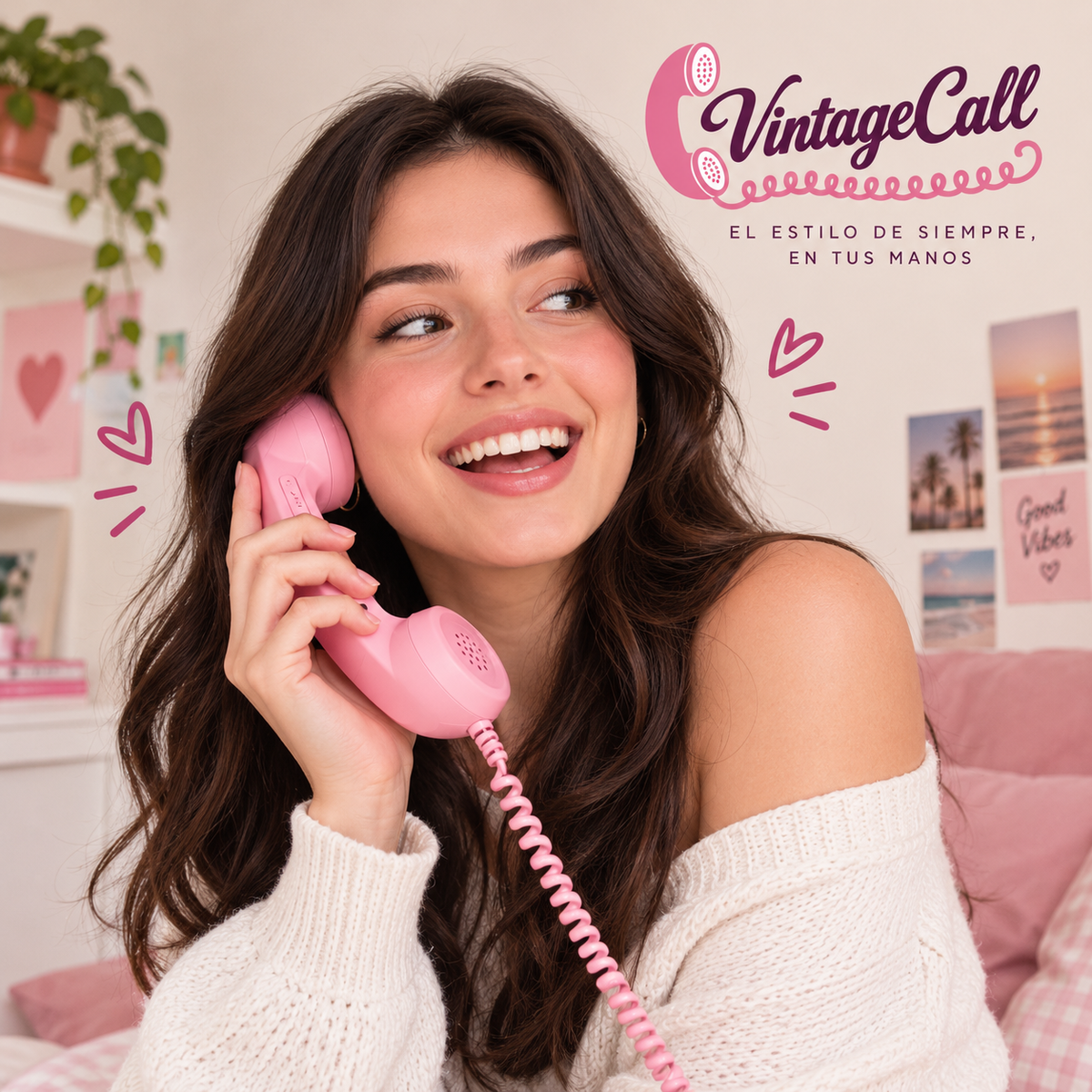 Chica sonriendo mientras habla con el auricular retro rosa VintageCall