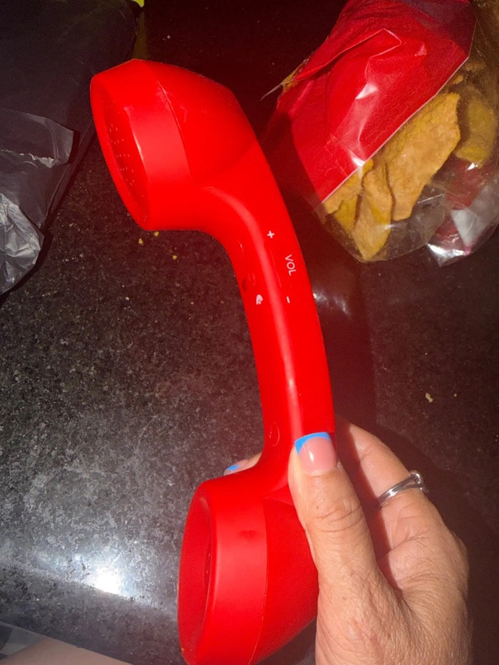 Compradora de México sujetando su auricular retro rojo